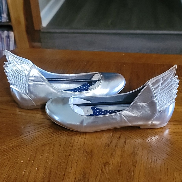 NIB Cool Silver winged flats Various sizes - Picture 9 of 11